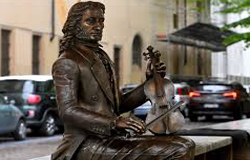La statua di Niccolò Paganini a Parma