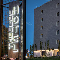Hotel The Cube a Fidenza, struttura moderna con camere confortevoli e design contemporaneo, ideale per soggiorni di lavoro o relax.