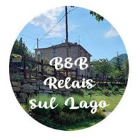 Esterno e camere del Relais al Lago a Varsi, elegante struttura fronte lago ideale per relax e soggiorni immersi nella natura.